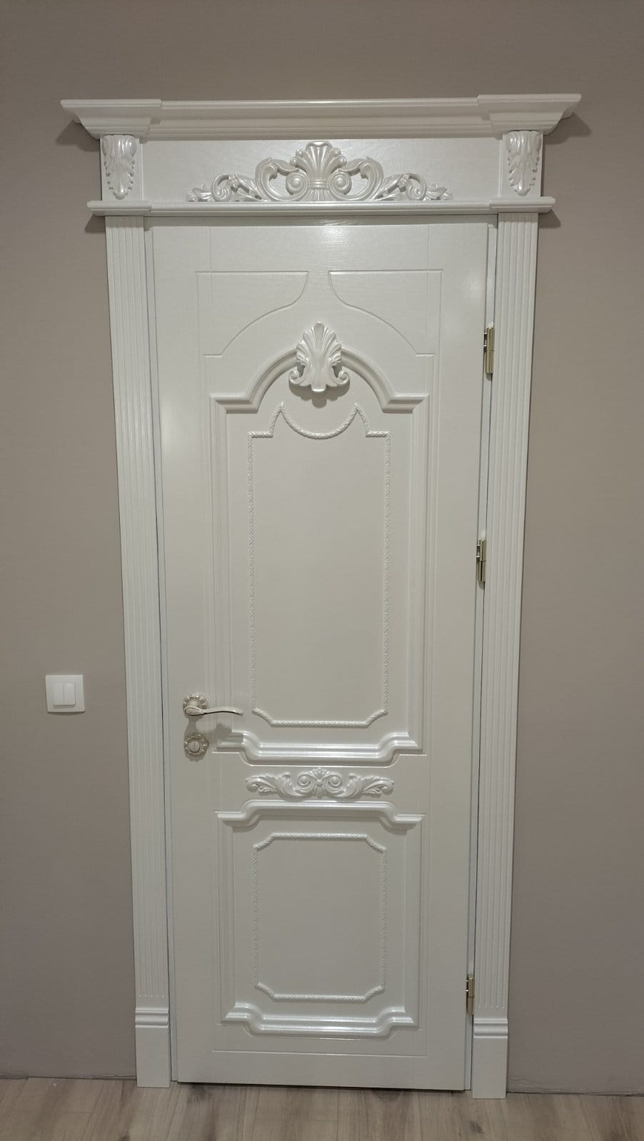 Ușă din lemn masiv